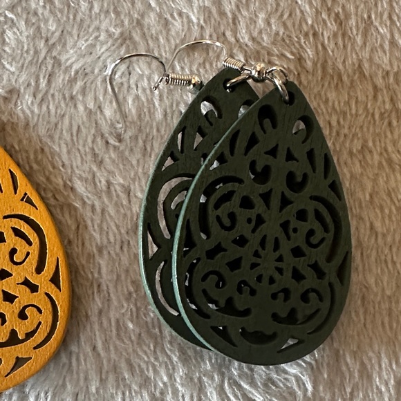 Set of 4 wooden Teardrop Filigree Earrings - Picture 5 of 5